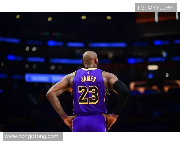 詹姆斯对足球明星的独特见解与评价引发的热议与思考