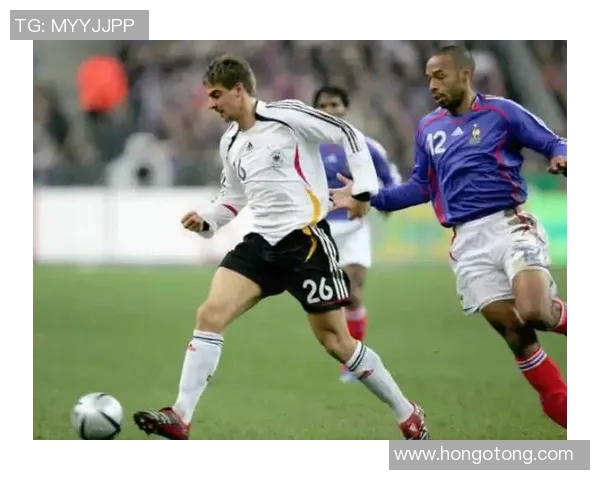 不为人知的足球明星背后的故事与成就揭秘